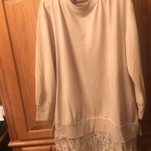 Light sweatshirt with lace bottom